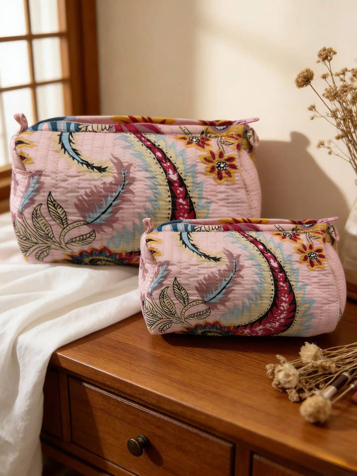 Mor-dotter set i vadderad bomull med rosa växtmotiv för wholesale av LINETA