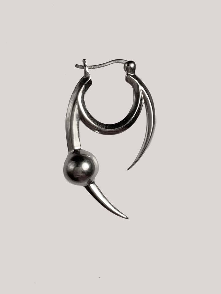 Boucle d'oreille unique Baby Claw pour la vente par Austin James Smith