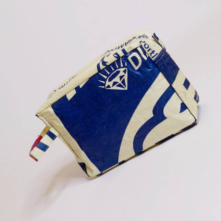 WASH ME | Necessaire ecologico in beige-blu per la vendita all'ingrosso da parte di REFISHED fair fashion