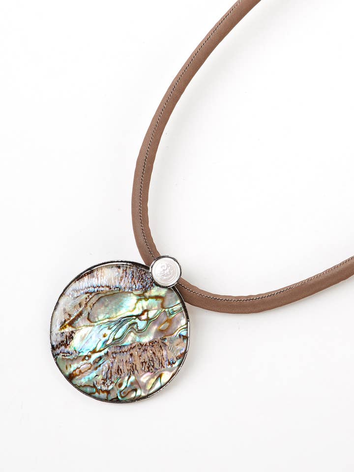 Anhänger Halskette & Brosche aus Perlmutt – Handgefertigt in Korea für den Großhandel von Le Zohar