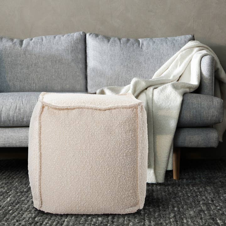 Quadratischer Sitzpuff Natural Boucle für den Großhandel von Howard Elliott on Faire