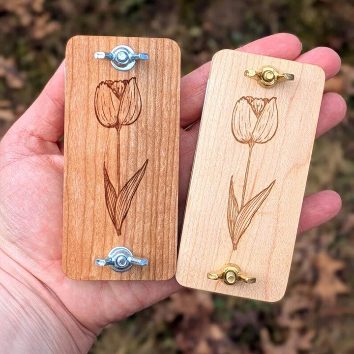Presse à fleurs de poche avec motif de tulipe | 2" x 4" pour la vente par Macon Makes
