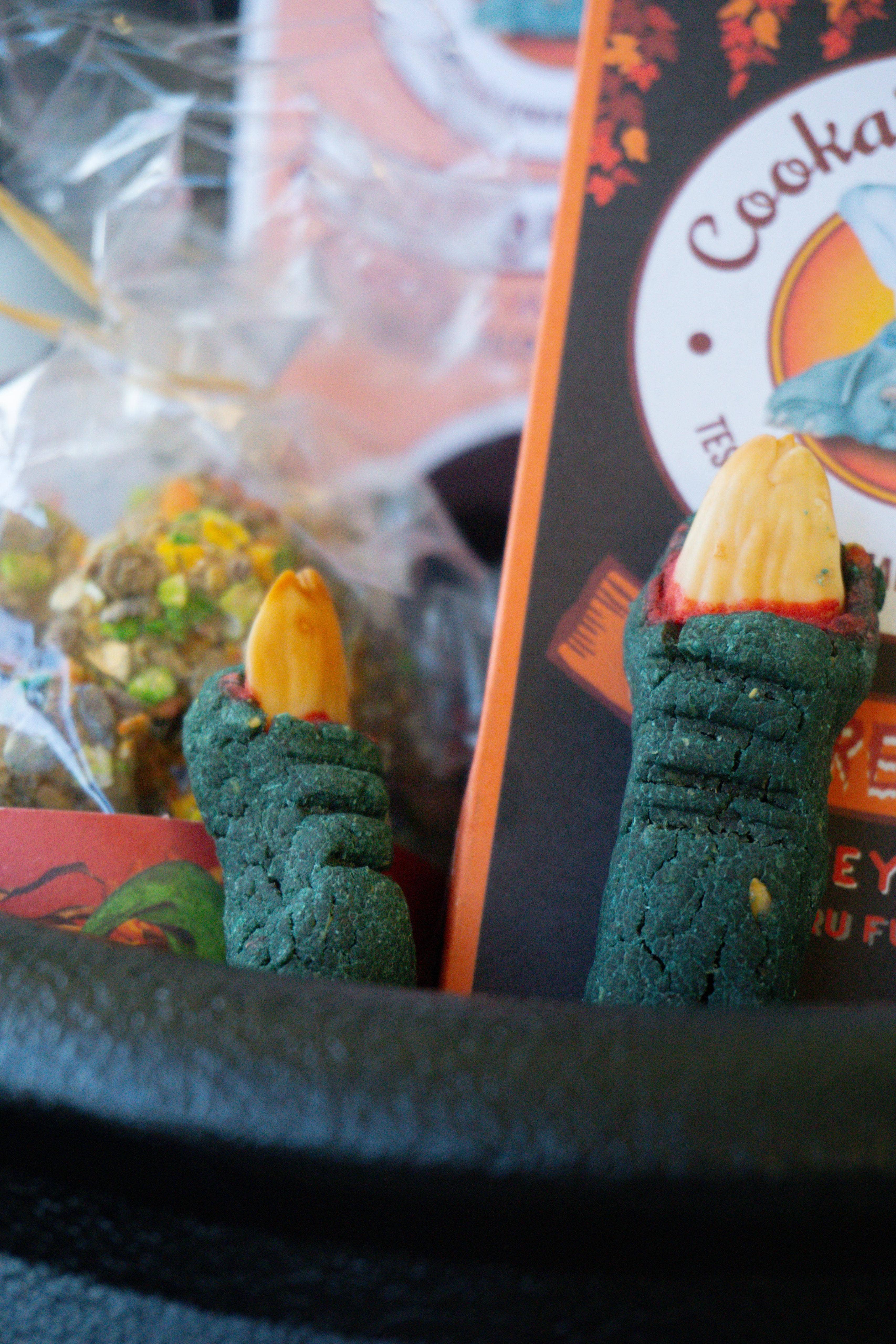 Belpharmed bv: Cooka's Cookies & Sensidog - Wholesale Pet Treats - Dog - Halloween - Spooky Box9