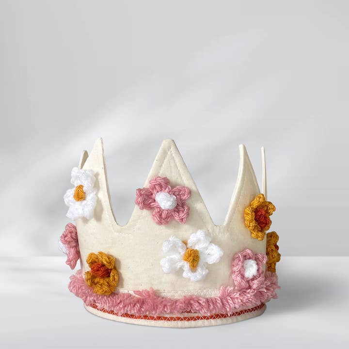 Couronne d'anniversaire en tissu pleine taille Boho Flower pour petits enfants pour la vente par A Thousand Freckles