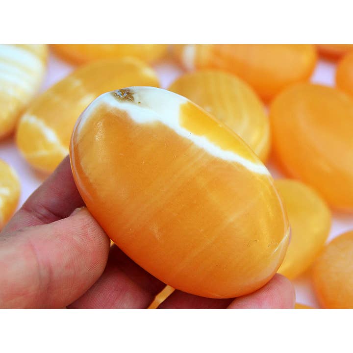 Kaia & Crystals – Engroshandel Spirituelle sten og krystaller – Orange calcit håndsten 1 kg (8-10 stk) - (50 mm - 70 mm)2