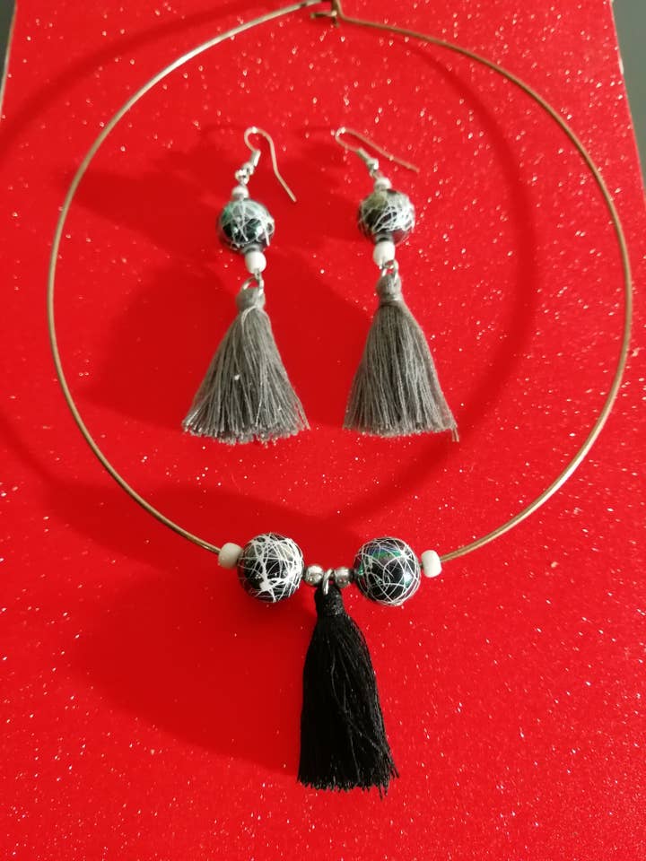Conjunto cinza com colar e brincos com tassel por atacado de Artedelph