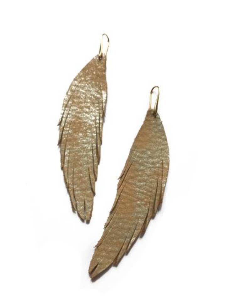 Orecchino corto in pelle con piuma - Tan per la vendita all'ingrosso da parte di The Supply Society