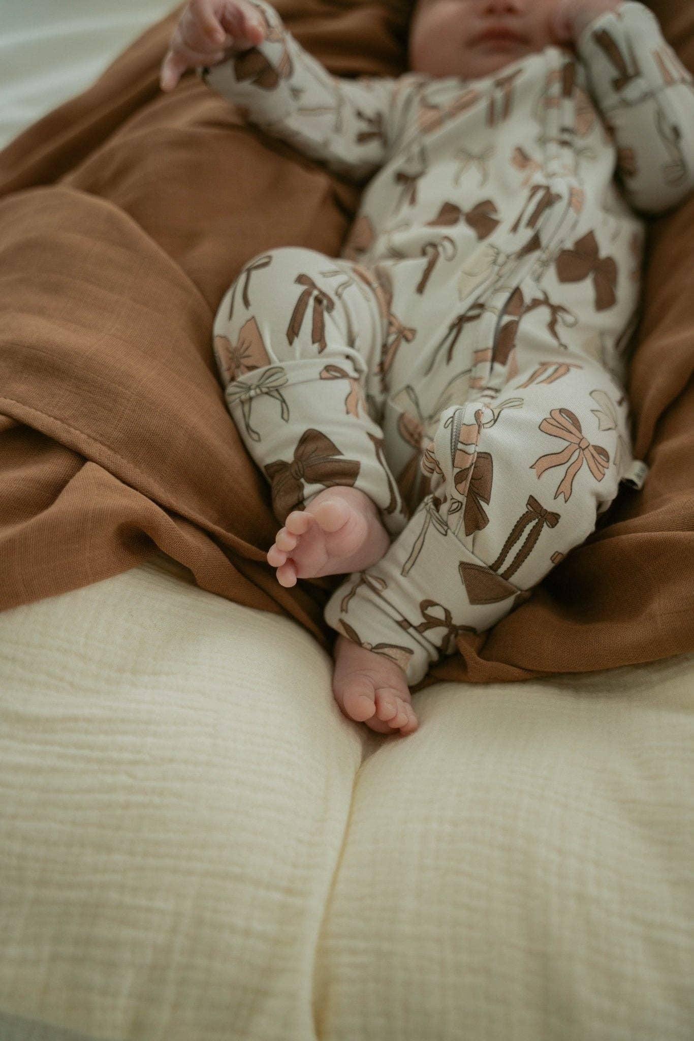 Ellie Sue - Vente Barboteuse – bébé - Combinaison à fermeture éclair avec nœuds4