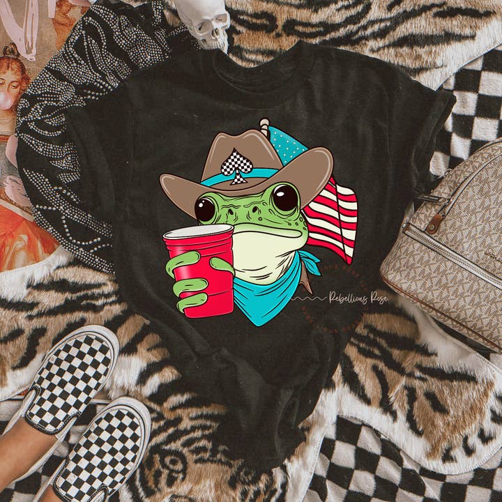 Amerikansk fjärde juli groda grafisk T-shirt för wholesale av Rebellious Rose LLC