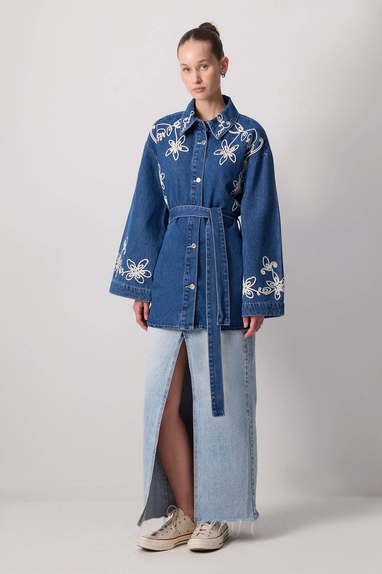 Denim Light CHAQUETA VAQUERA BORDADA CON FLORES Y CINTURÓN de venta al por mayor en Faire0