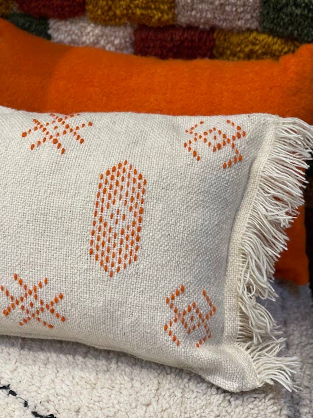 Nomad by LIV Fodera per cuscino – Bianco sporco con segni berberi arancioni per la vendita all'ingrosso da parte di NOMAD BY LIV