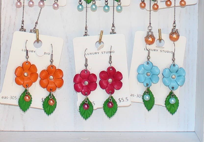 Sunflower Handmade leather inc – wholesale Hängande örhängen – handgjorda läderblomörhängen i olika färger2