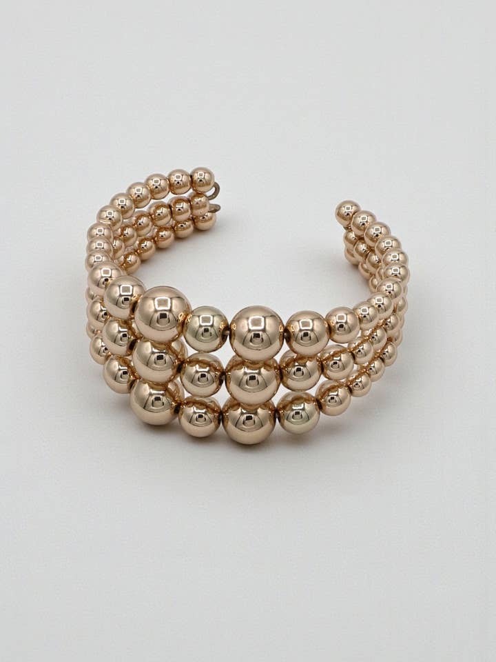 Bracelet à couches avec perles en métal poli pour la vente par Mint & Shine