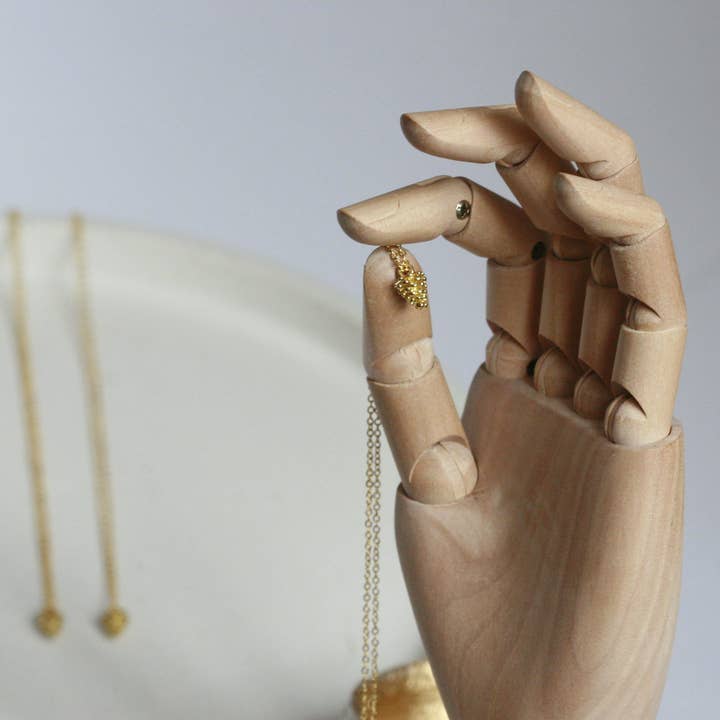 Pine Cone halskæde | Delikat messing halskæde for engroshandel hos Kaiko Studio