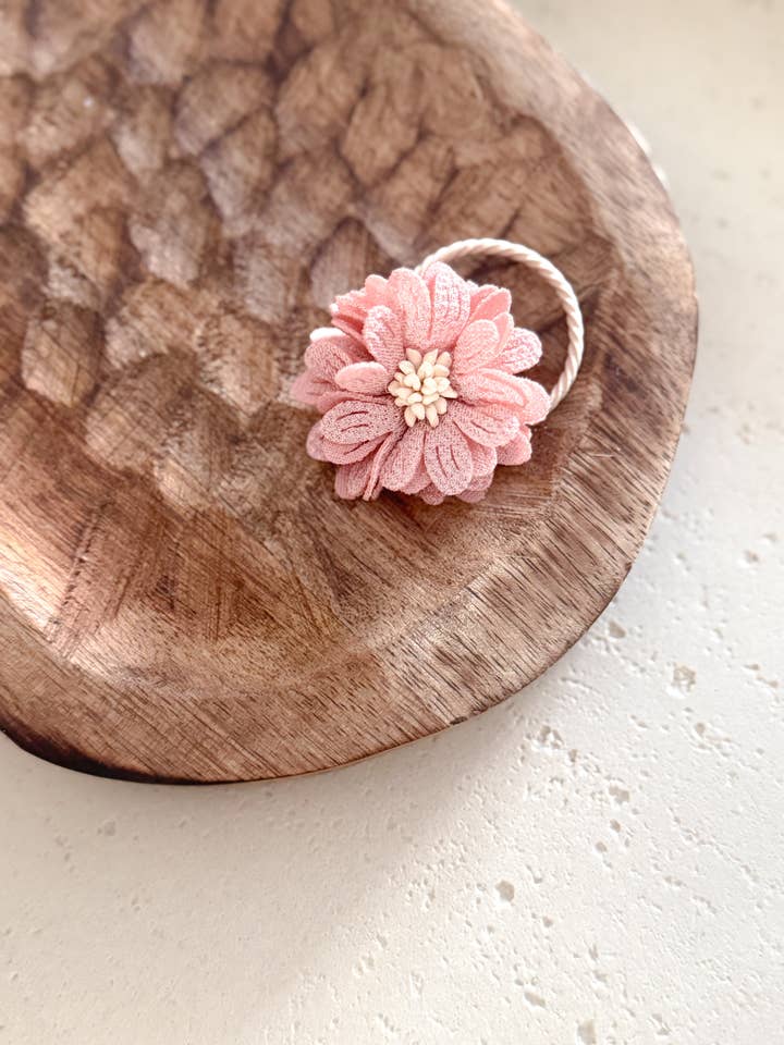 Élastique à cheveux Poppy - Rose pour la vente par Sweet Lemons Atelier