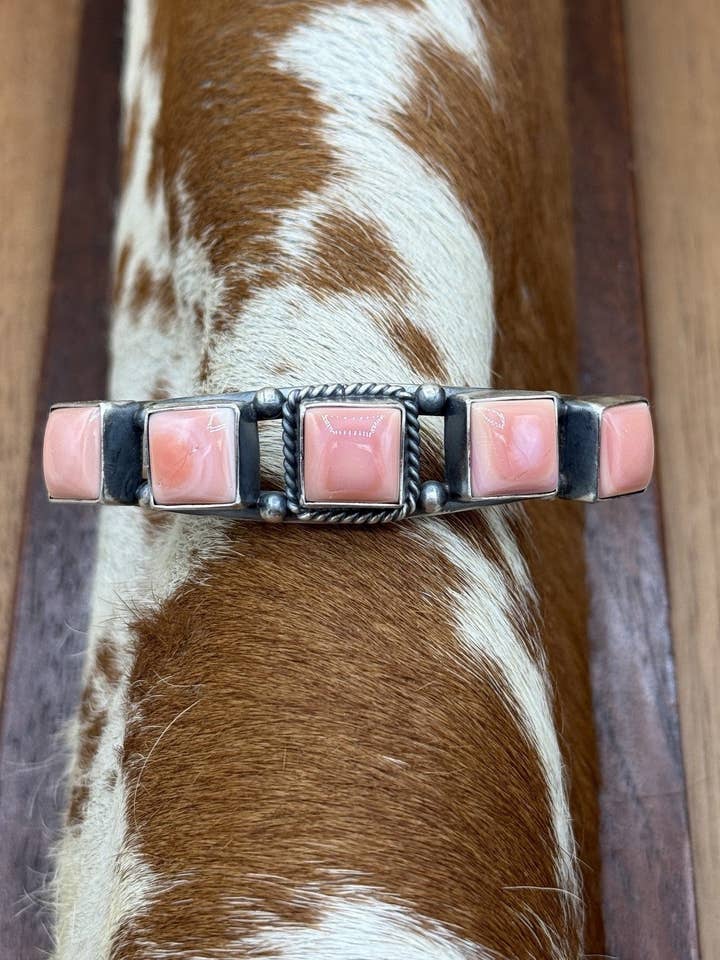 Bracelet manchette en argent sterling fait main Navajo avec amas de coquillage rose. pour la vente par Native City Jewelry