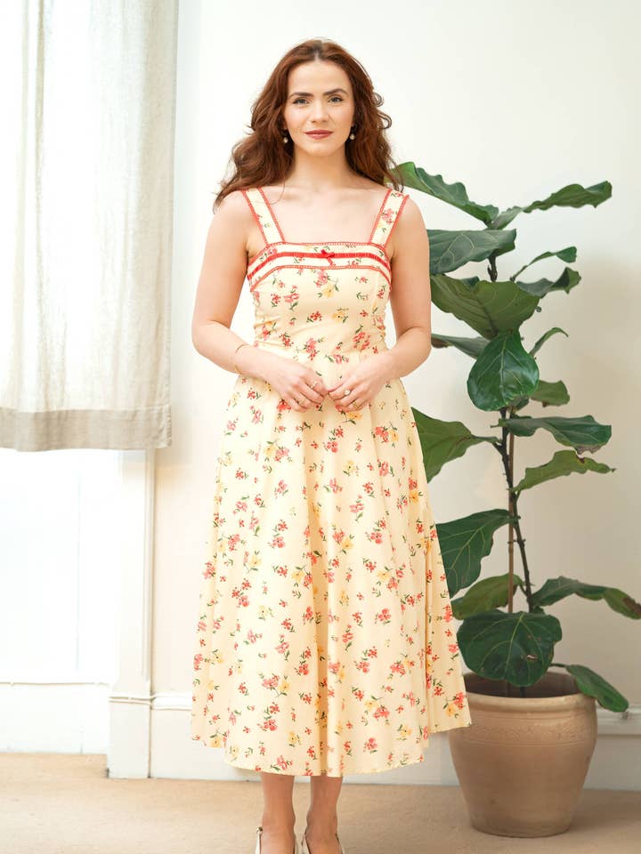 Robe Ivy Yellow Fl pour la vente par Timeless London