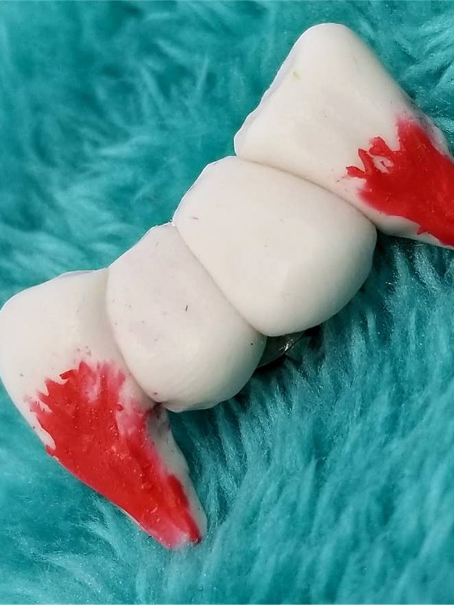 Bloody Fangs Lapel Pin eller Tie Tack för wholesale av Simply Raevyn