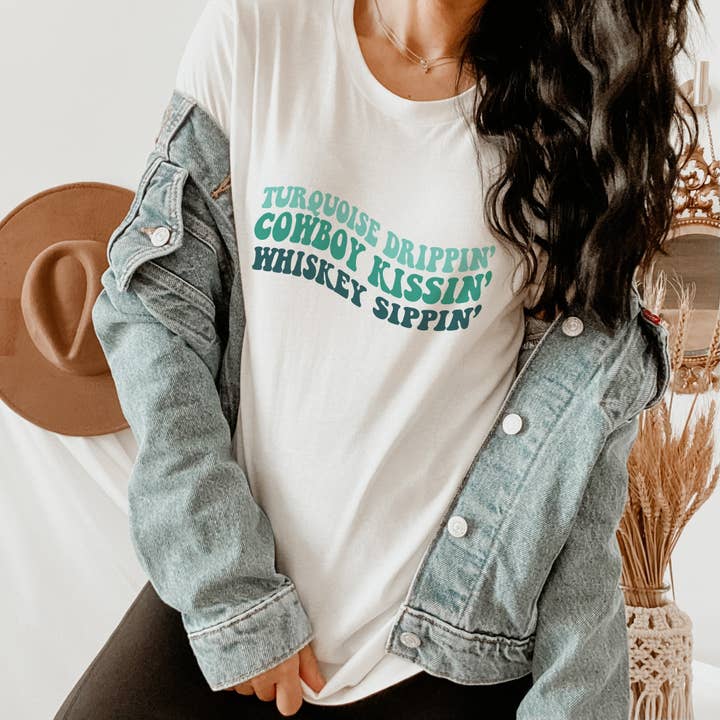 T-shirt unisexe à manches courtes Turquoise Drippin' Cowboy Kissin' Whisky Sippin' pour la vente par Dixie Mae Clothing Co.