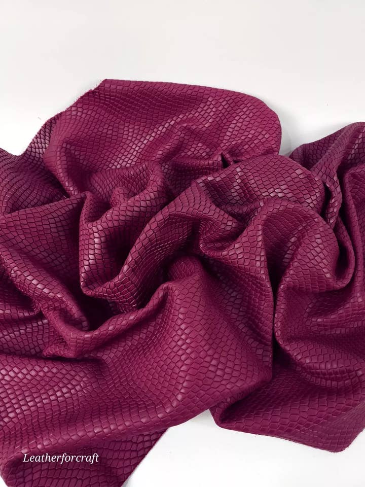 Bietrood Garda Geëmbosseerd Luxe Ronde Natuurlijke Zachte Leer voor wholesale door Leatherforcraft