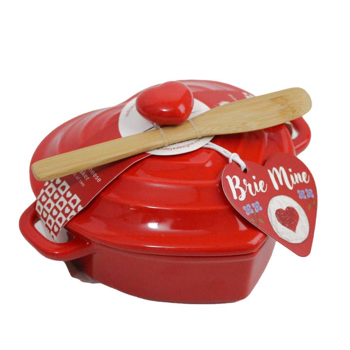 Cœur Rouge Figural Plat à Brie pour la vente par Wild Eye Designs