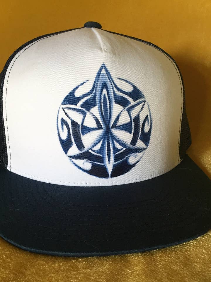 Casquette de camionneur Snapback « Symmetry in Blue » peinte à la main pour la vente par Mary Bea Art