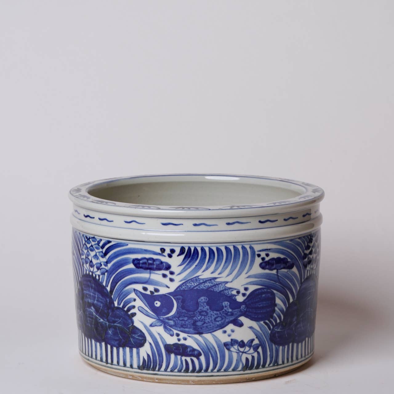 Cobalt Guild – wholesale Inomhuskruka – Blå och vit porslinsfisk och lotus bred cachepot0