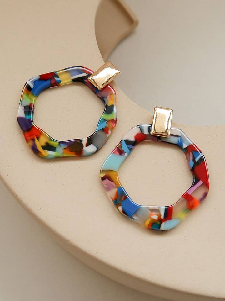 Boucles d'oreilles pendantes géométriques en acétate coloré DP25E734 pour la vente par Dipped Shop