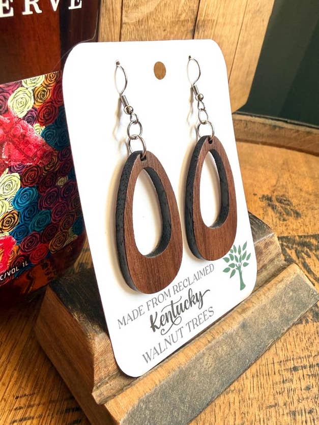 Boucles d'oreilles en bois de noyer du Kentucky récupéré | Goutte ovale minimaliste pour la vente par TWWKY