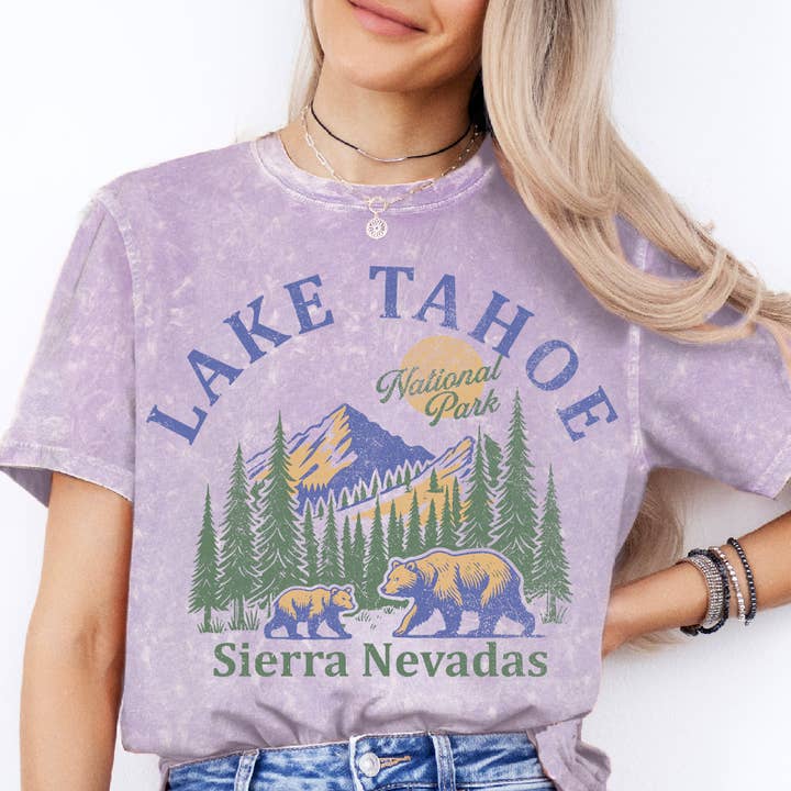 Dam Lake Tahoe Grafiskt Tryck Mineral Tvätt Topp för wholesale av Amused by Blue