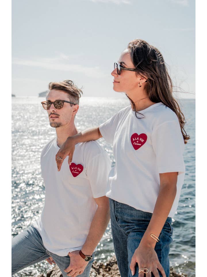 Un baiser français s'il vous plaît - Wholesale T-Shirt - Unisex - Embroidered heart patch T-shirt