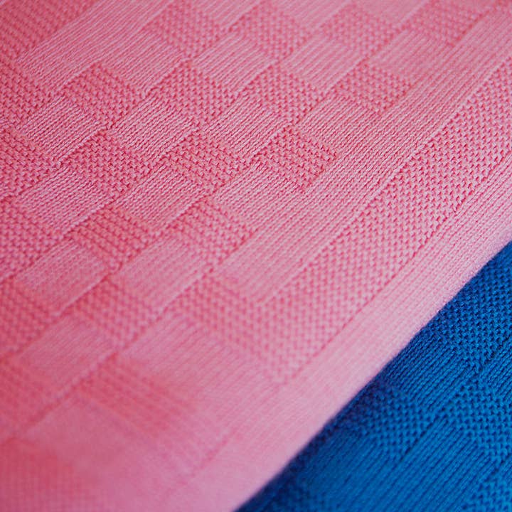 ZUZUNAGA – wholesale Throw blanket – Bitmap Tokyo Solid Pink Throw2