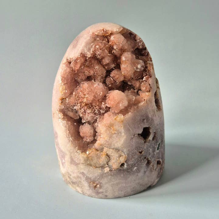 XXL Pierre précieuse Druzy Améthyste Rose Géode Freeform de 1336 grammes Pièce de déclaration pour la vente par Moonlight Gemstones
