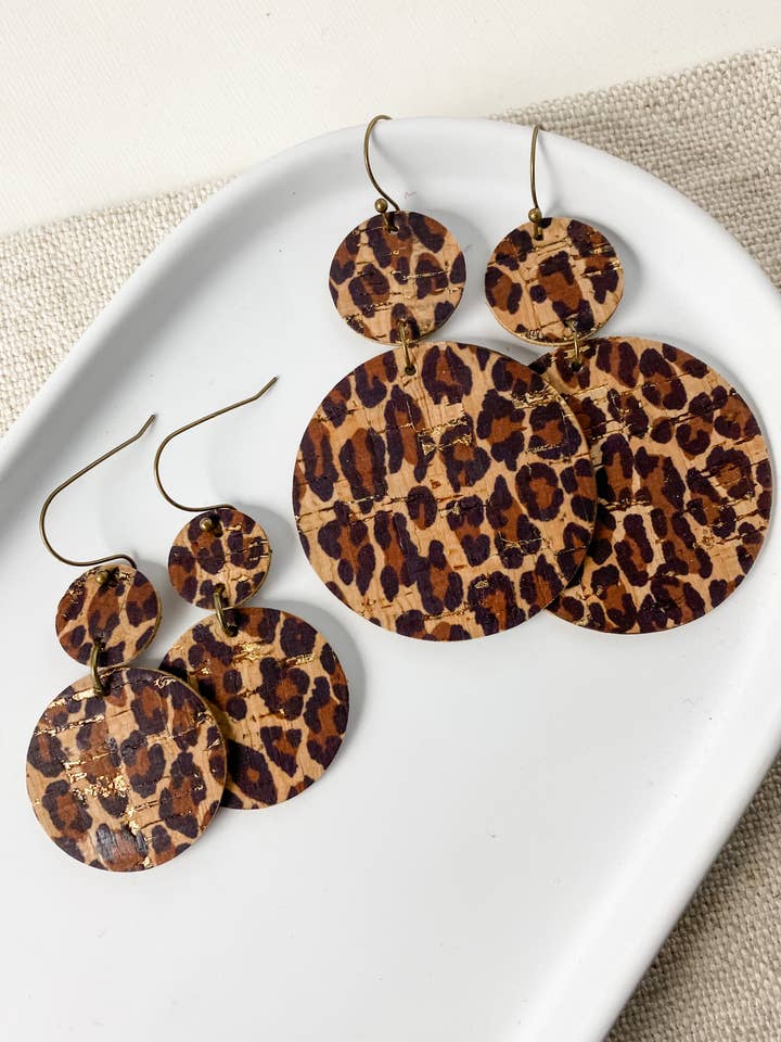 Leopard Rounds | brincos artesanais em pele de cortiça por atacado de Anabelle+Oak