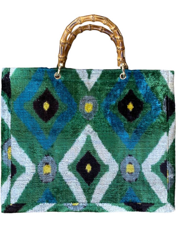 Grand sac fourre-tout Ikat en velours de soie avec poignée en bambou pour la vente par AYCA DESIGN