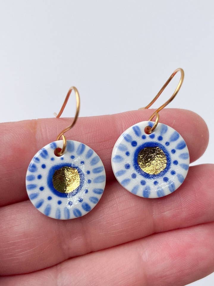 Orecchini pendenti a punto blu scuro dipinti a mano con centro dorato per la vendita all'ingrosso da parte di Clay Blanca