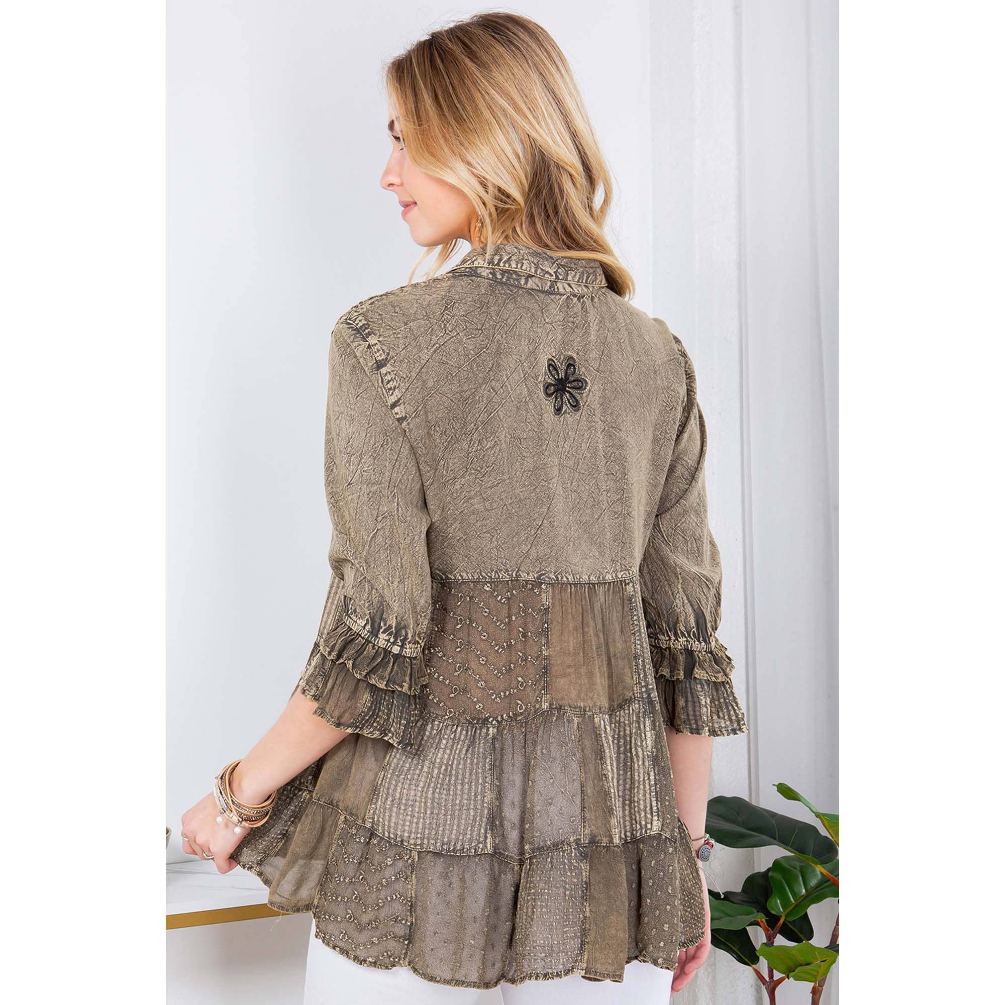 Young Threads - Vente Chemise à col boutonné – femme - Blouse brodée mexicaine pour femmes à taille froncée (NOUVEAU)5