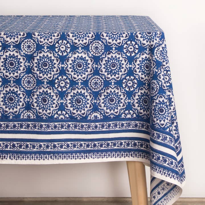 Nappe Lacey pour la vente par CLM Enterprises / Home of the Brave NYC