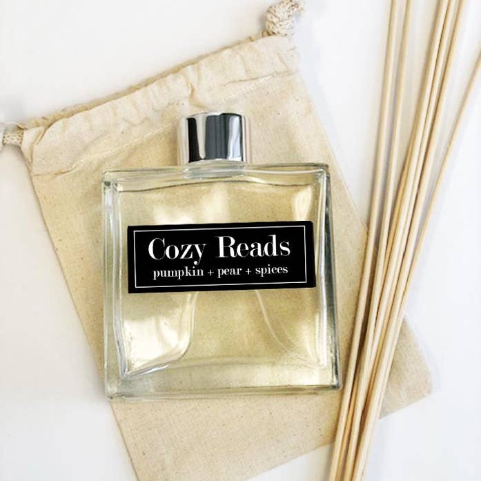 Diffuseur à roseaux en verre Cozy Reads 7 oz Fall pour la vente par Fly Paper Products