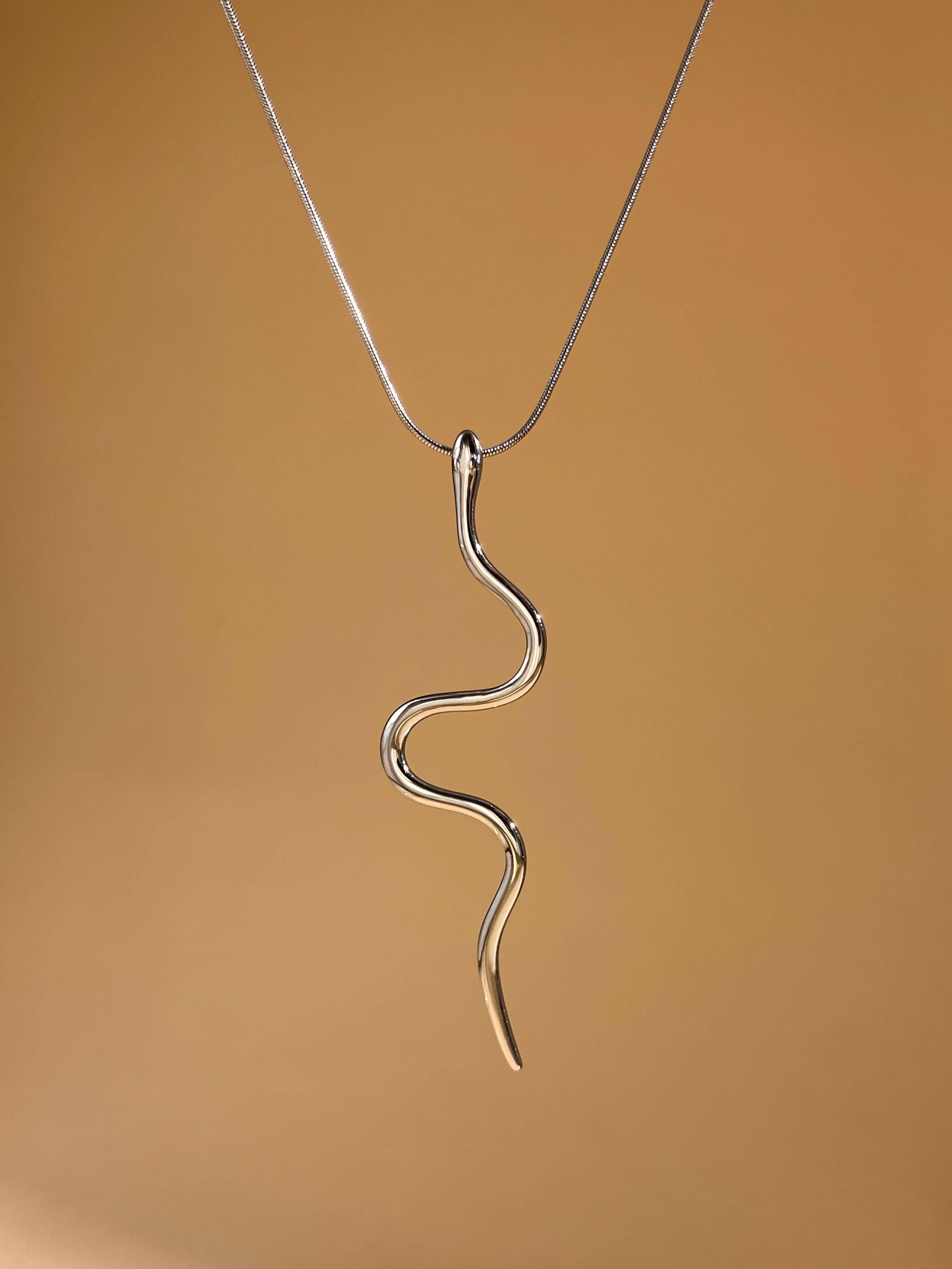 COSMOS - Vente Colliers à pendentif - Collier pendentif serpent  minimaliste en acier inoxydable1