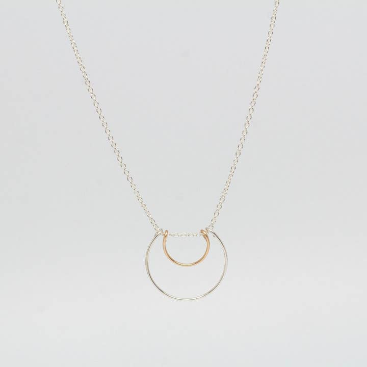 Lille dobbelt halvmåne halskæde for engroshandel hos Tumbleweed Shop and Studio LLC