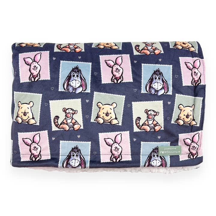 Couverture pour chien Disney© - Winnie + Friends pour la vente par Pawsome Paws