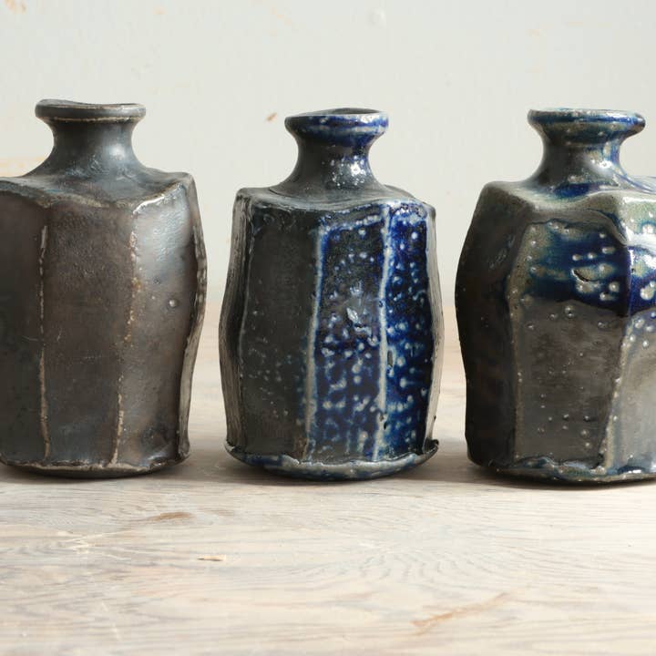 Botella facetada cocida con soda, engobe azul oscuro para venta al por mayor de Matt Fishman Pottery