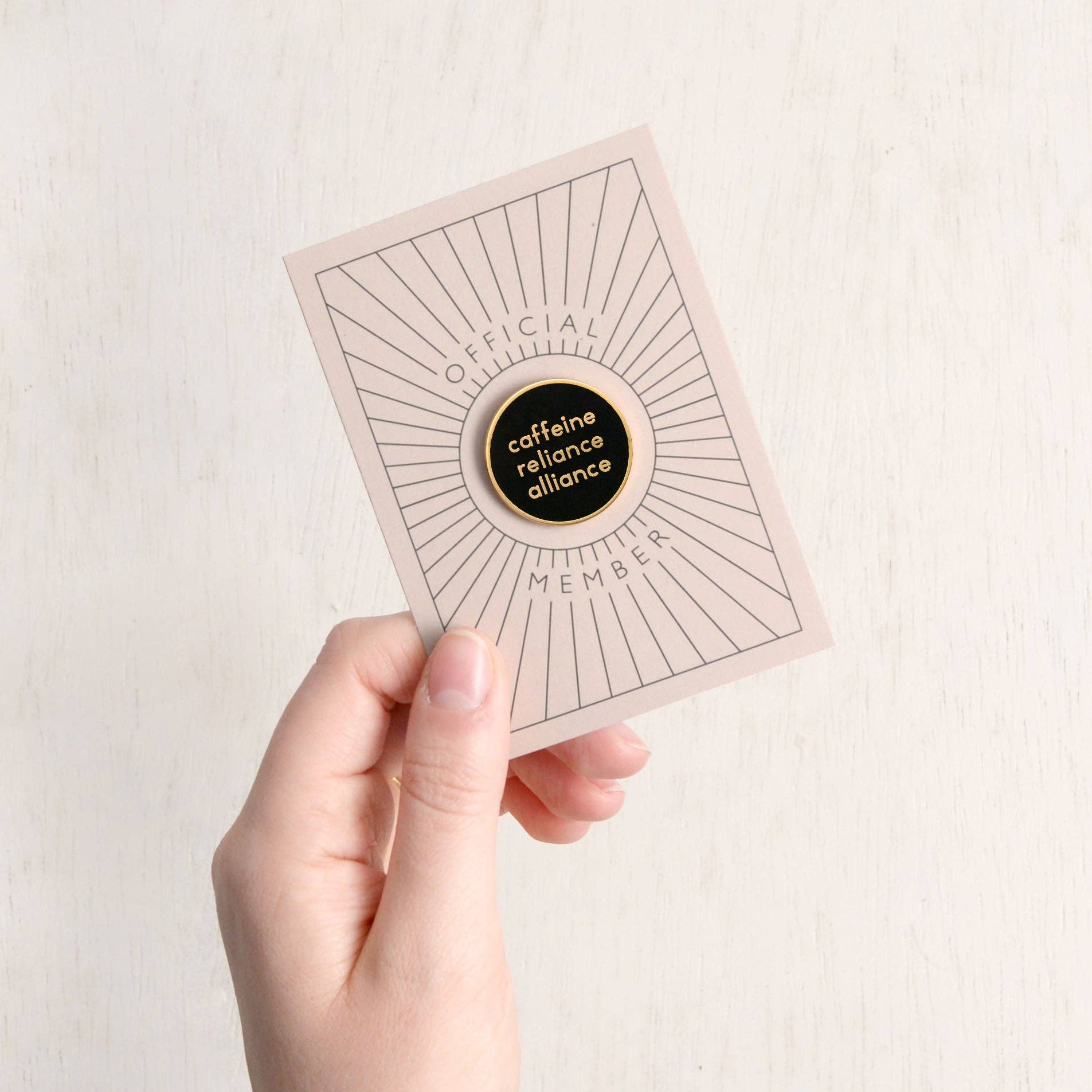 Alphabet Bags – wholesale Nål och knapp för kavajslag – Koffein Reliance Alliance - Emalj Pin2