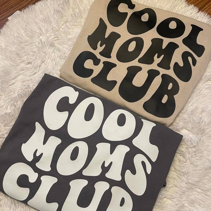 T-shirt du club des mamans cool pour la vente par StricklandDesignCo