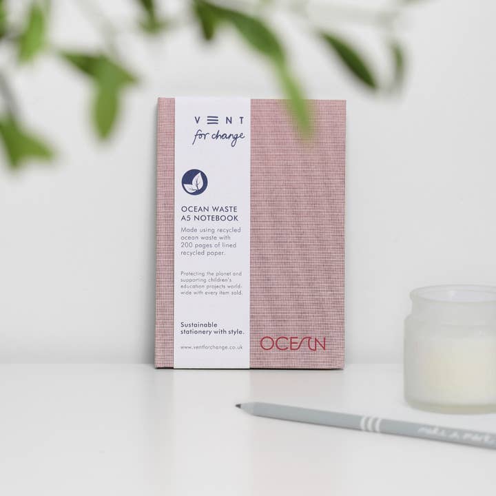 Carnet de notes A5 sur les déchets marins recyclés - Rose corail pour la vente par VENT for Change USA
