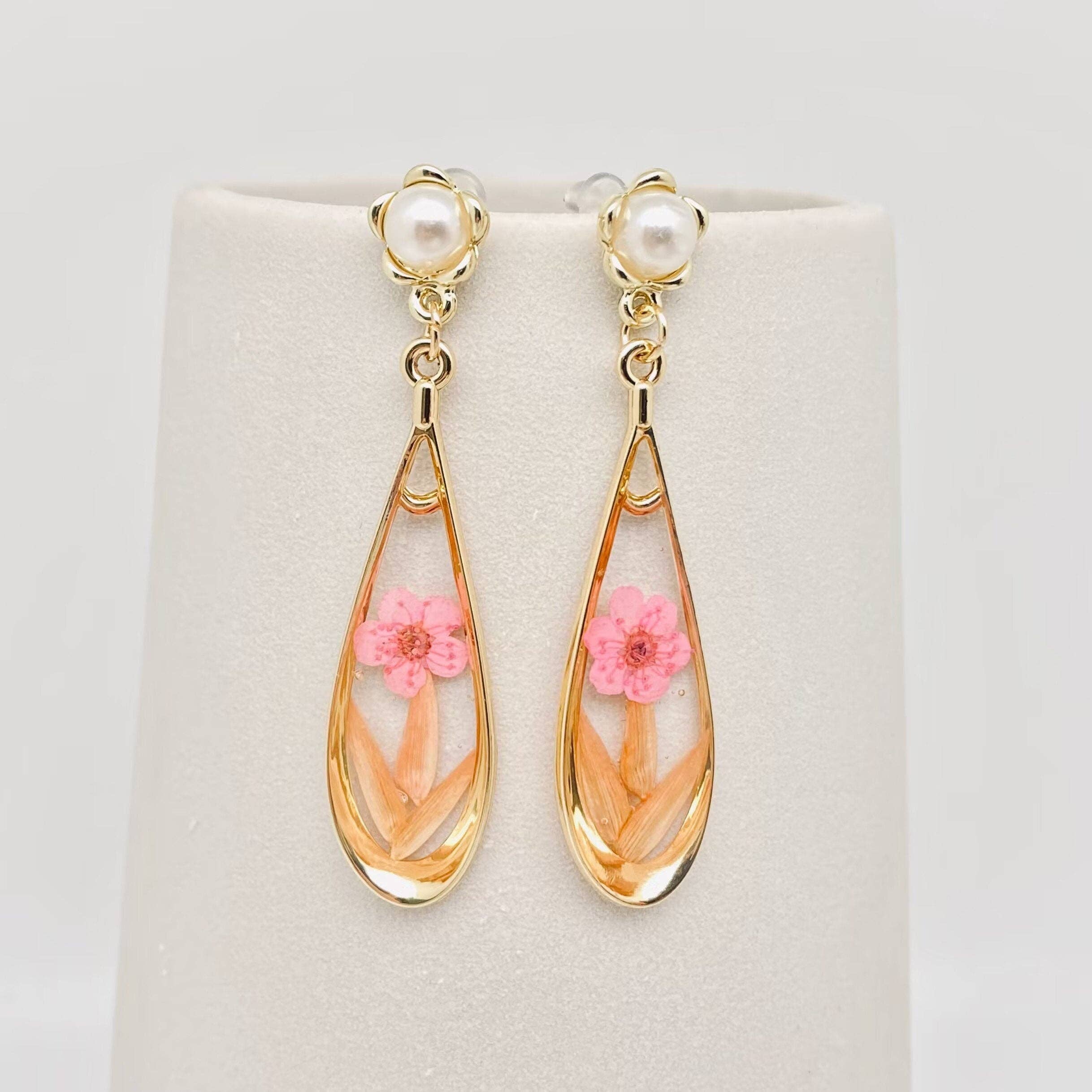 Mio Queena – wholesale Dangle earrings – Dried Flowers Daffodil Post Earrings - PDF1