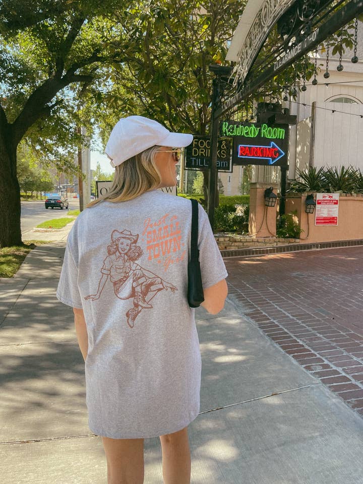 T-shirt surdimensionné teinté par vêtement Cowgirl, esthétique occidentale pour la vente par Monday Muse