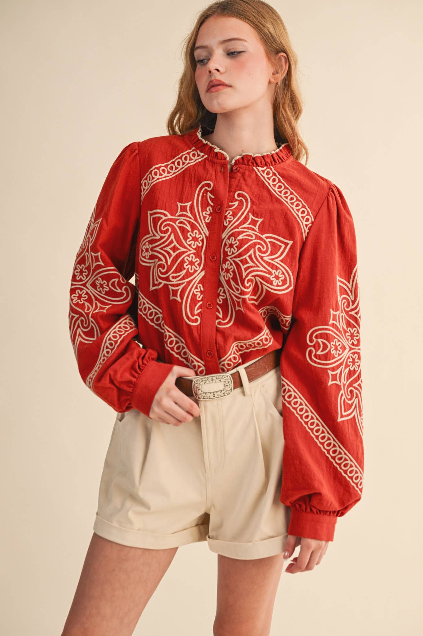 &MERCI – Engroshandel Skjorte med buttondown – til kvinder – BRODERET MOCK NECK KNAPPEBLUSE MTP333672