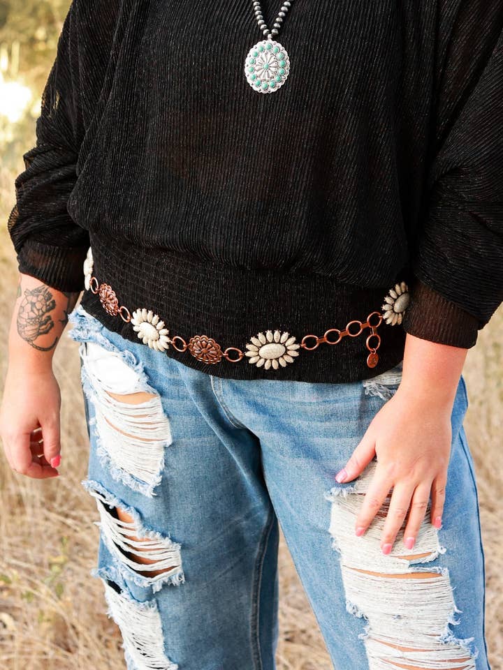 Ceinture Forever Chasing Cowboys à motif floral cuivré et à maillons concho Plus pour la vente par GRACE+EMMA by Southern Grace